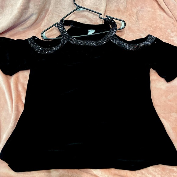 Tops - 1x black cold shoulder top with sequin detail.